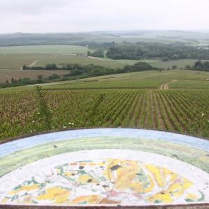 Videa a fotografie z Tonnerre a Paříže