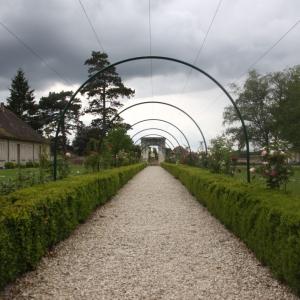 Videa a fotografie z Tonnerre a Paříže