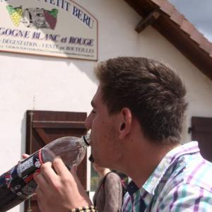 Videa a fotografie z Tonnerre a Paříže