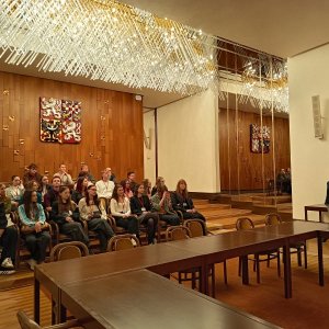 Po stopách české státnosti: Studenti navštívili Poslaneckou sněmovnu