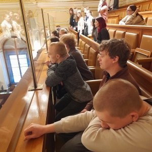 Po stopách české státnosti: Studenti navštívili Poslaneckou sněmovnu